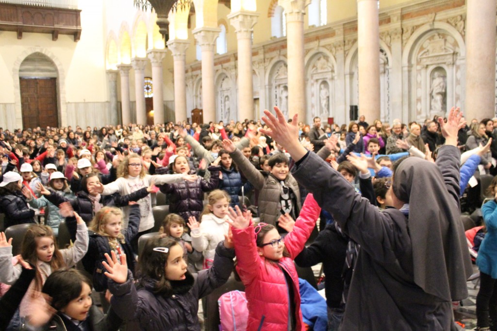 sr Stefania Maccarrone anima i bambini