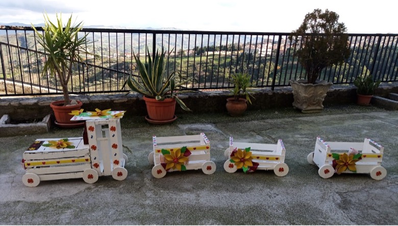 Trenini realizzati con materiale da riciclo dai ragazzi di Cammarata